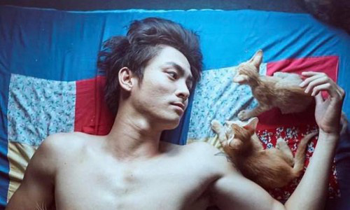 "Chàng dâng cá, nàng ăn hoa" hoãn phát sóng vì cảnh nóng, dư luận tranh cãi