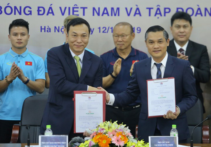 Lộ thêm nhà tài trợ trả lương "khủng" cho HLV Park Hang-seo