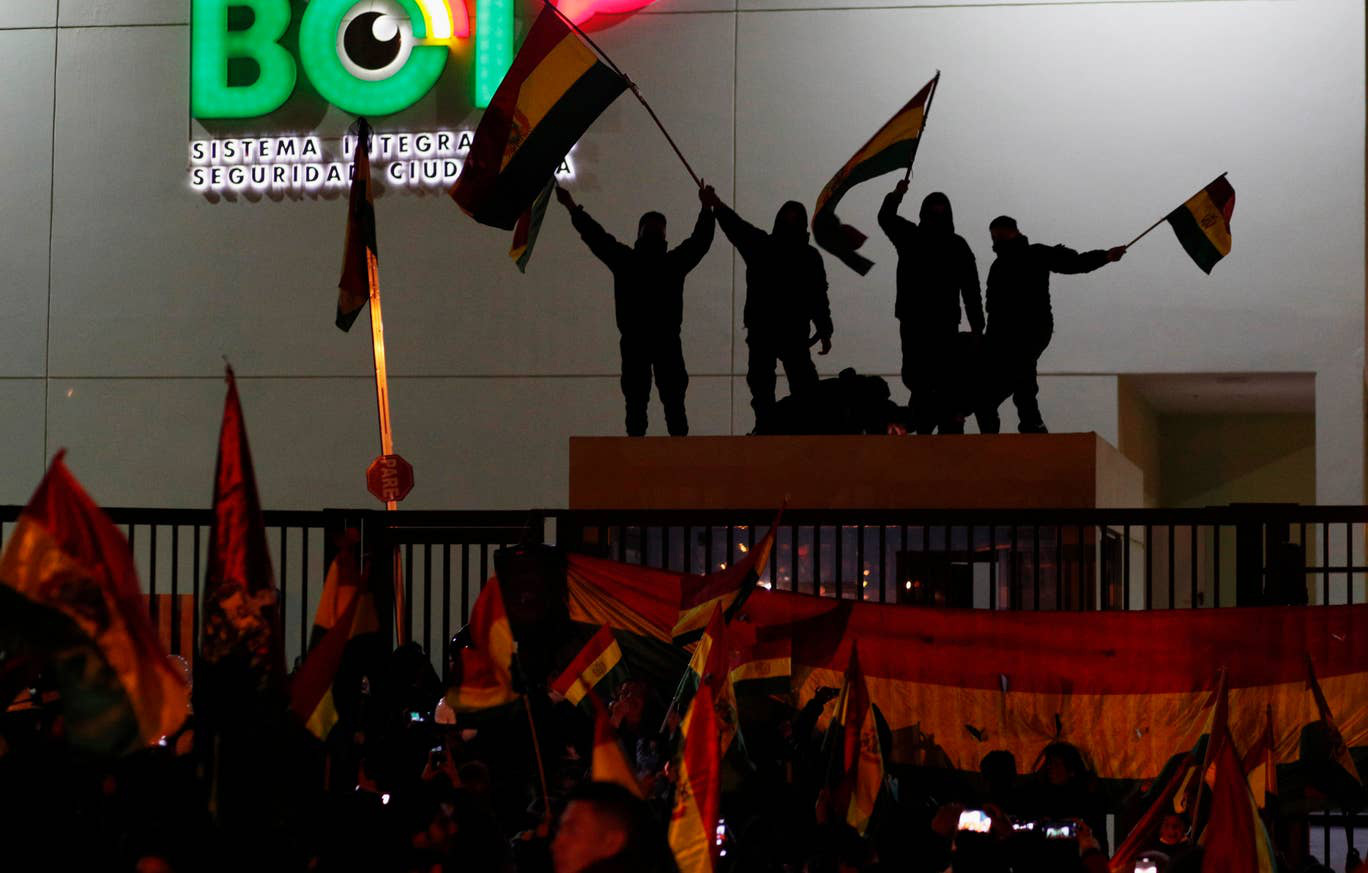 Lo cựu tổng thống Bolivia bị nguy hiểm t&iacute;nh mạng, Mexico cho ph&eacute;p tị nạn - Ảnh 9.