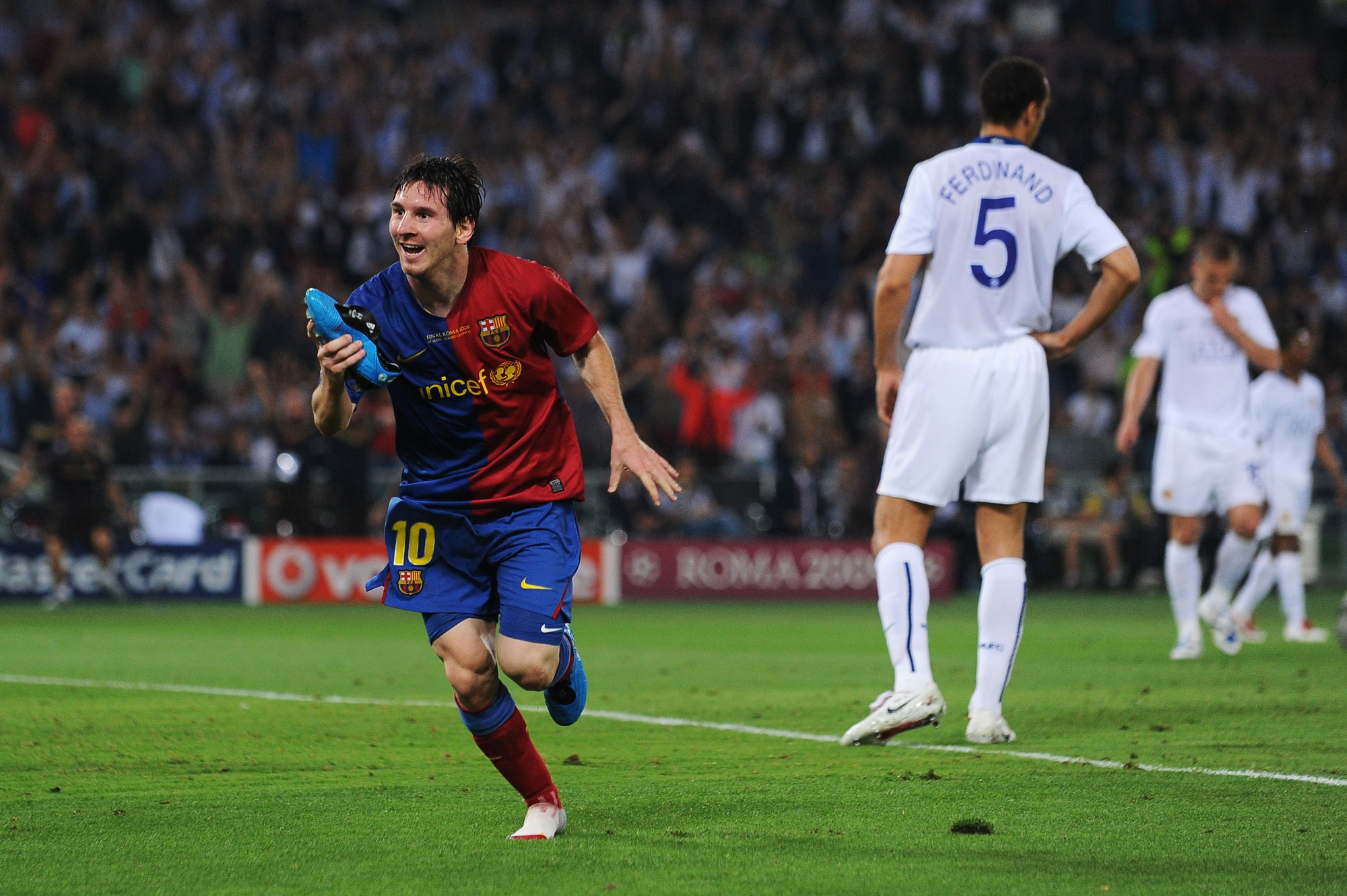 300 cầu thủ Barcelona nhận lương trọn đời nhờ si&ecirc;u phẩm của Messi  - Ảnh 6.