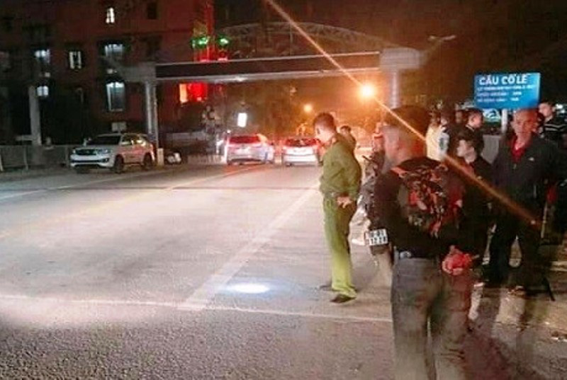 Cho rằng ăn n&oacute;i hỗn l&aacute;o, v&aacute;c s&uacute;ng c&oacute; k&iacute;nh ngắm bắn trọng thương đối thủ - Ảnh 2.