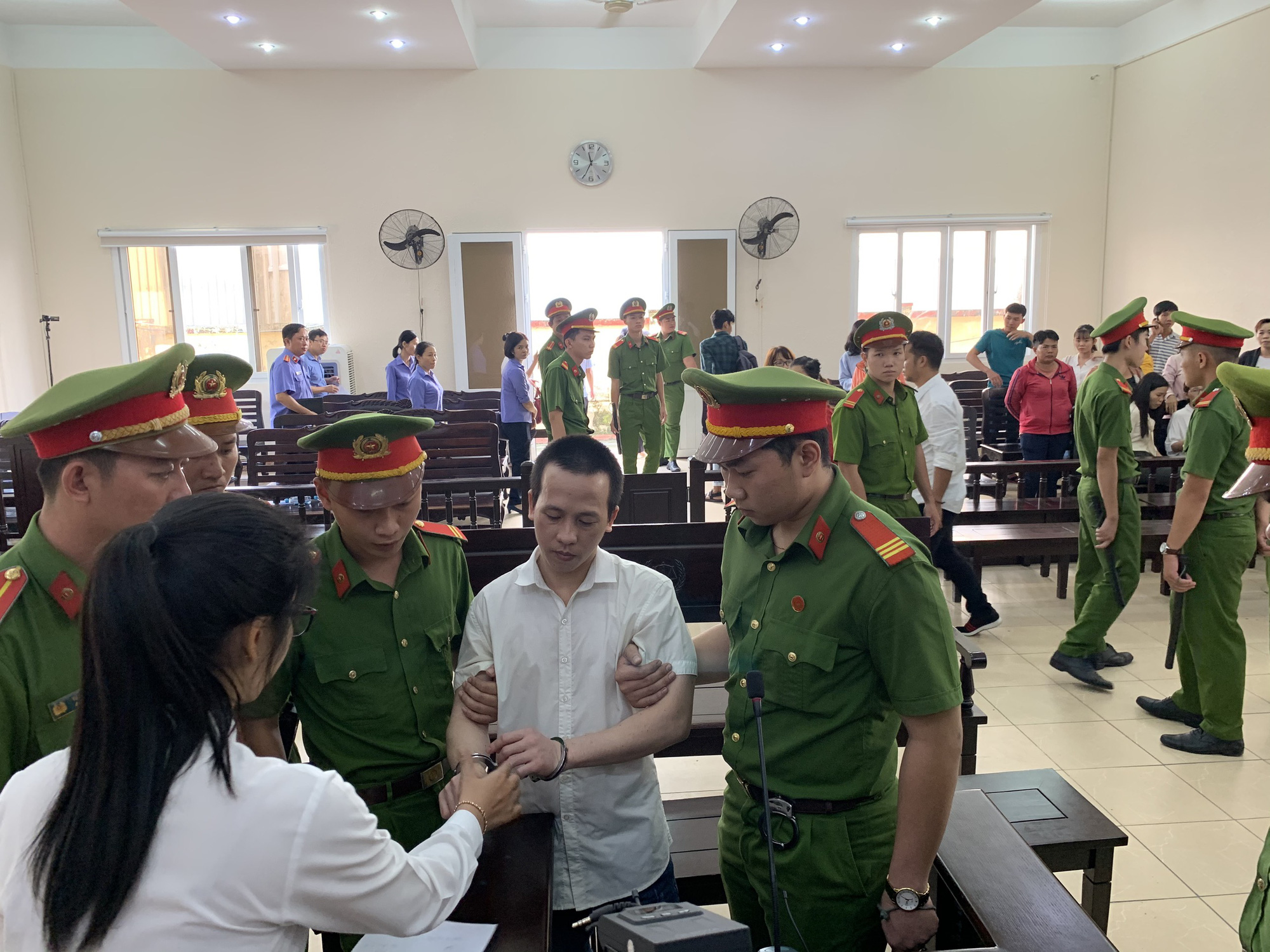 Kẻ giết 3 người cùng lúc ở Bình Dương lạnh lùng khai báo, HĐXX phẫn nộ - Ảnh 1.