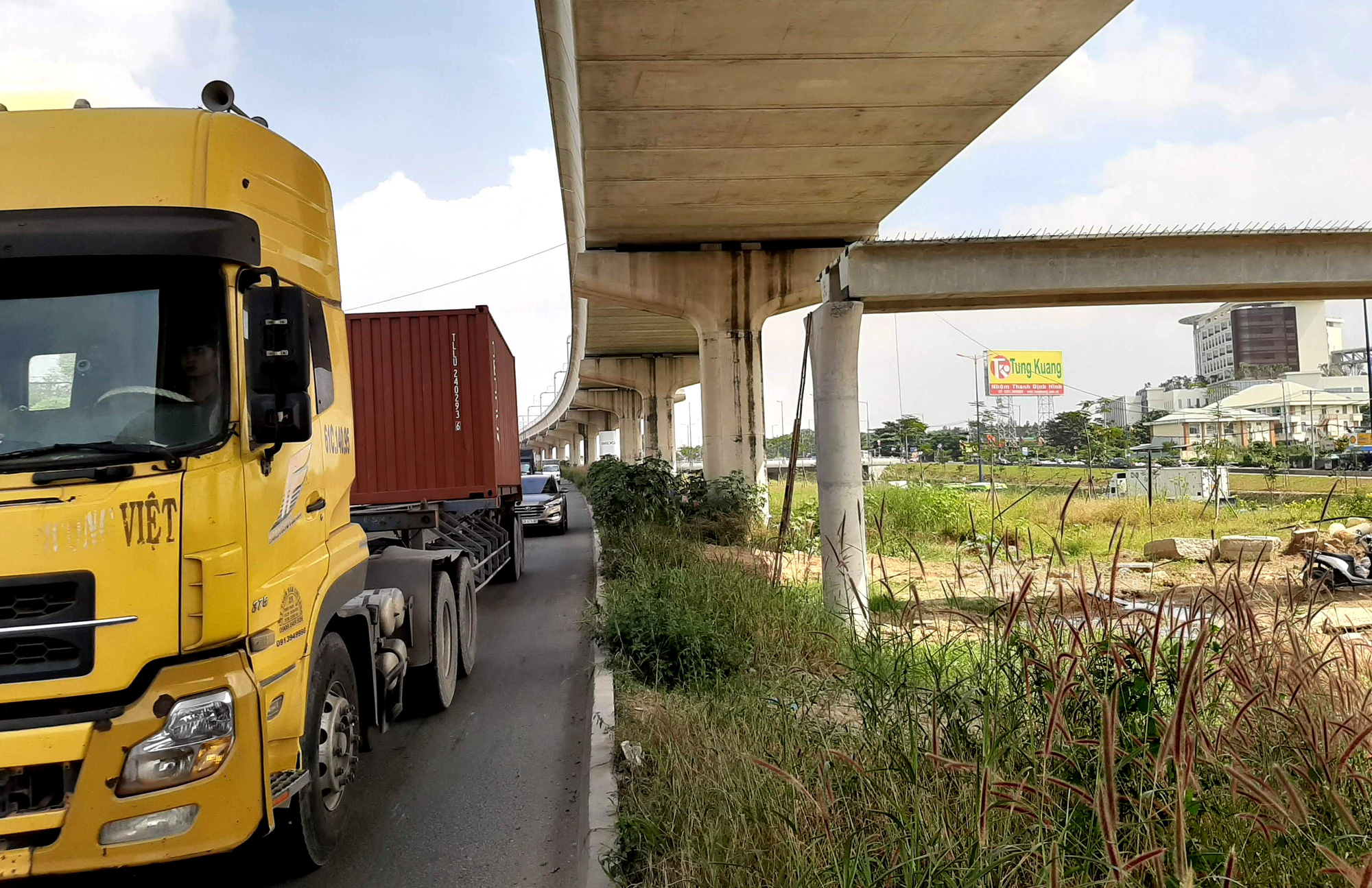 Dầm cầu bộ h&agrave;nh trước Suối Ti&ecirc;n bị container k&eacute;o sập thấp hơn chiều cao thiết kế - Ảnh 1.