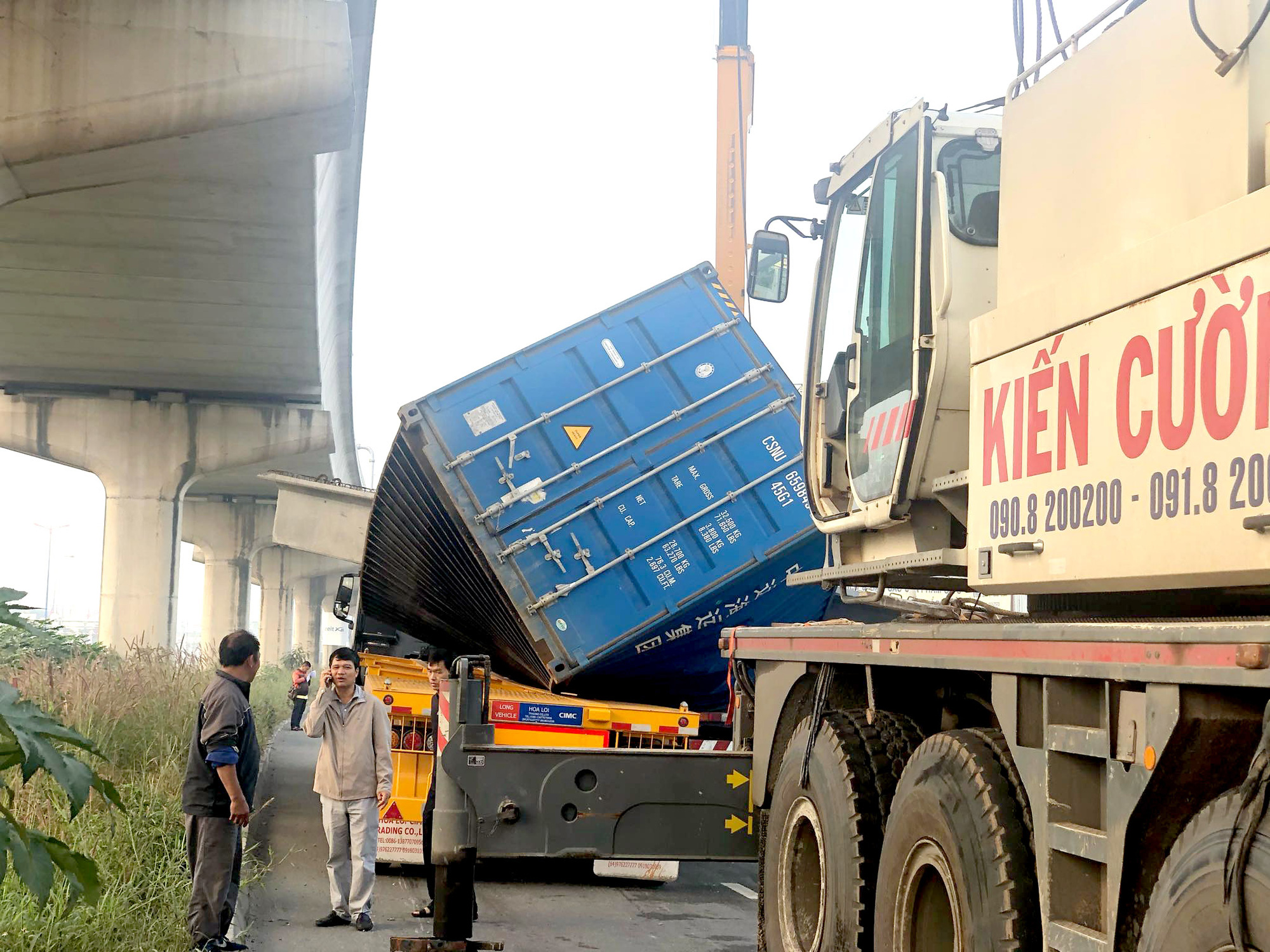TP HCM: Xe container k&eacute;o sập cầu bộ h&agrave;nh trước cổng Suối Ti&ecirc;n - Ảnh 4.
