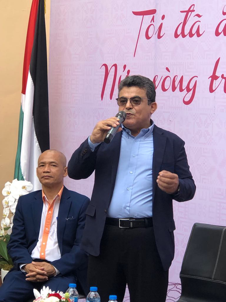 Dàn trai đẹp Palestine nhảy múa chúc mừng nhà văn Di Li ra sách mới - Ảnh 4.