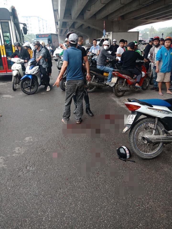 Chồng cầm dao ch&eacute;m hụt 1 người rồi truy s&aacute;t vợ ngay tr&ecirc;n phố - Ảnh 1.