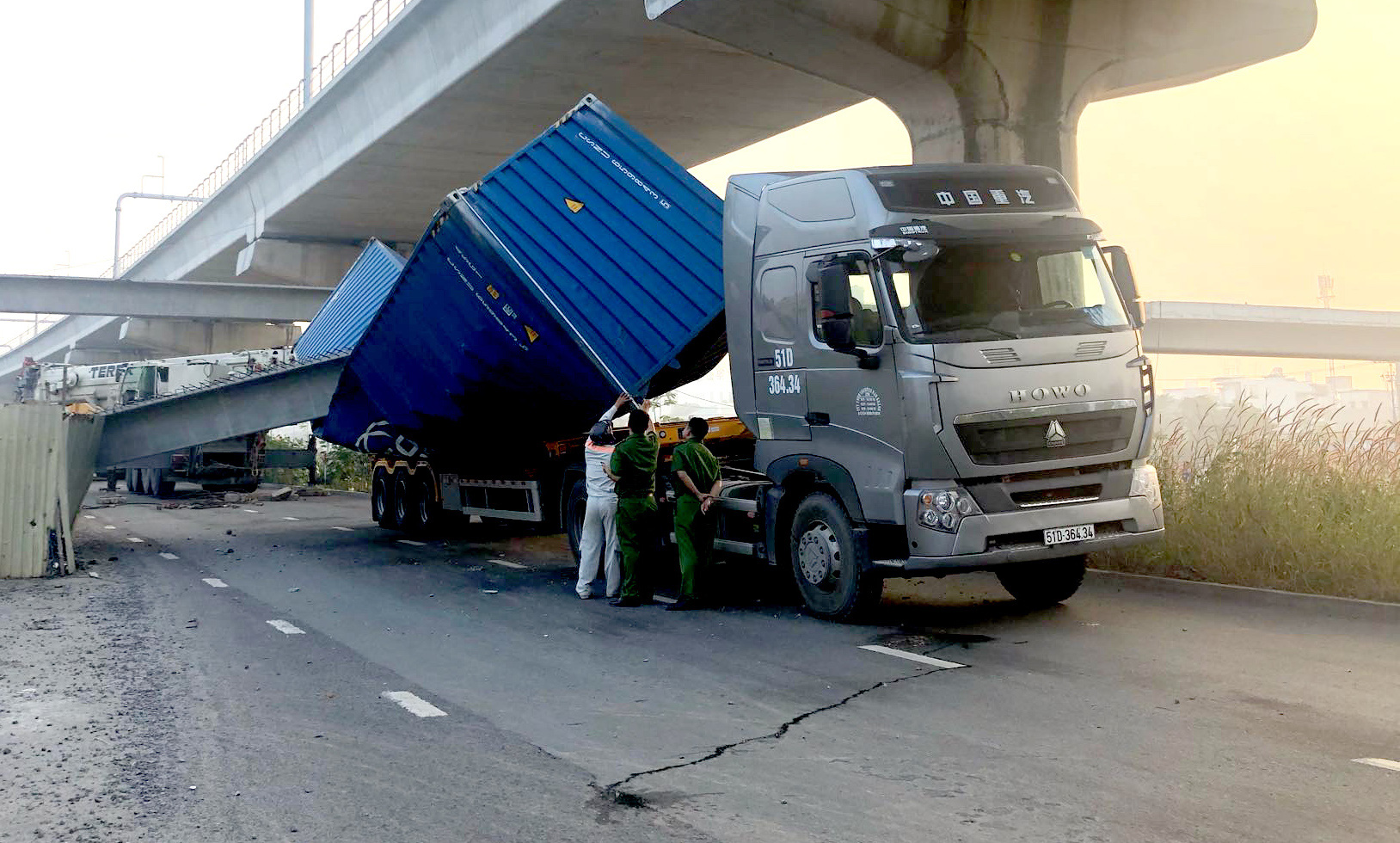 TP HCM: Xe container k&eacute;o sập cầu bộ h&agrave;nh trước cổng Suối Ti&ecirc;n - Ảnh 2.