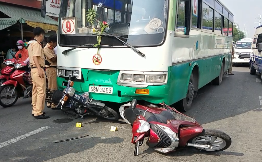TP HCM: Xe buýt lao thẳng vào dòng người và xe dừng đèn đỏ ở quận 6