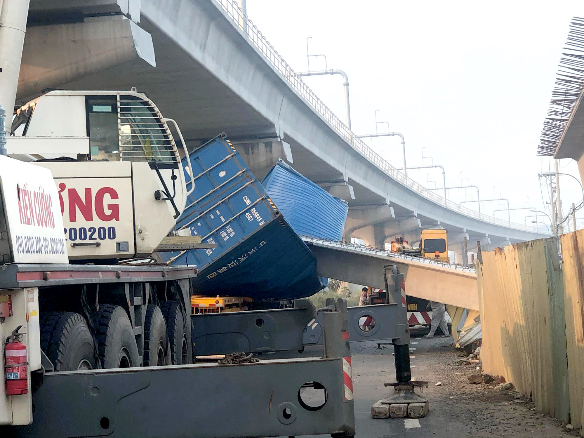 Diễn biến bất ngờ vụ xe container kéo sập dầm cầu trước Suối Tiên