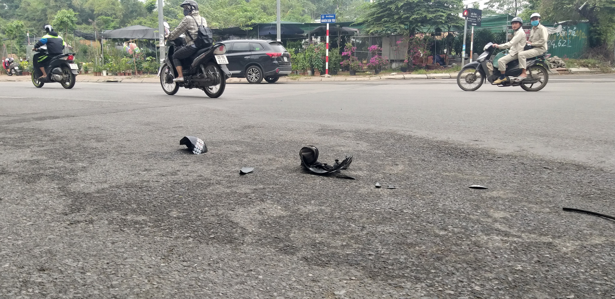 Chồng cầm dao ch&eacute;m hụt 1 người rồi truy s&aacute;t vợ ngay tr&ecirc;n phố - Ảnh 2.