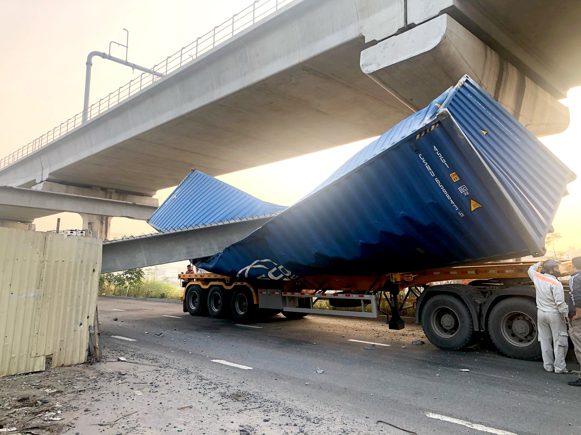 Dầm cầu bộ h&agrave;nh trước Suối Ti&ecirc;n bị container k&eacute;o sập thấp hơn chiều cao thiết kế - Ảnh 2.