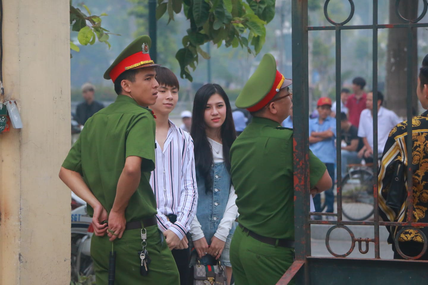 Hàng trăm hot girl, giang hồ mạng, học sinh đến xem xét xử Khá Bảnh - Ảnh 11.