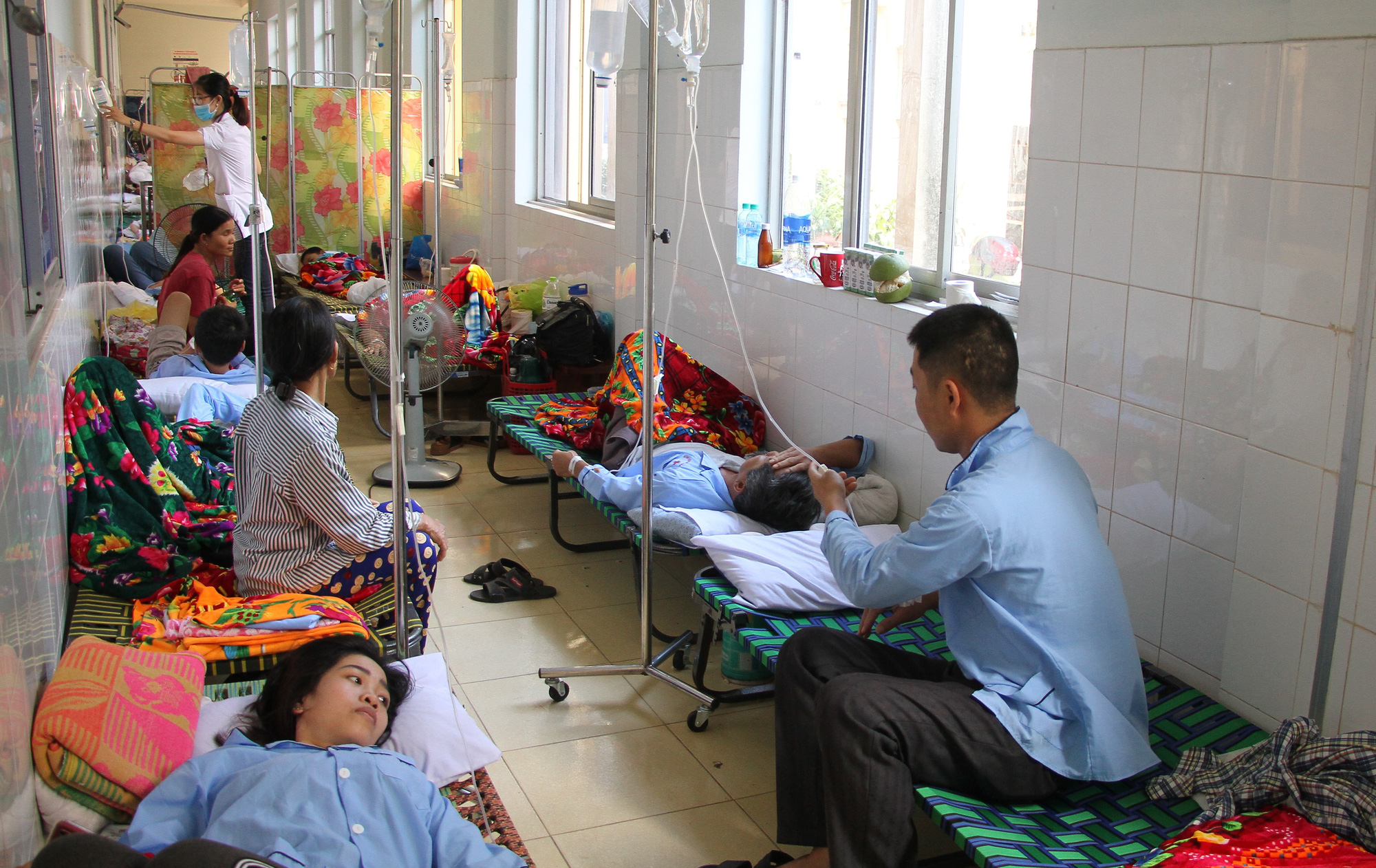 Quảng Nam - Quảng B&igrave;nh: B&ugrave;ng ph&aacute;t dịch sốt xuất huyết, số ca cao gấp 3 năm ngo&aacute;i - Ảnh 4.