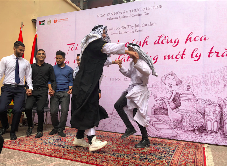 Dàn trai đẹp Palestine nhảy múa chúc mừng nhà văn Di Li ra sách mới