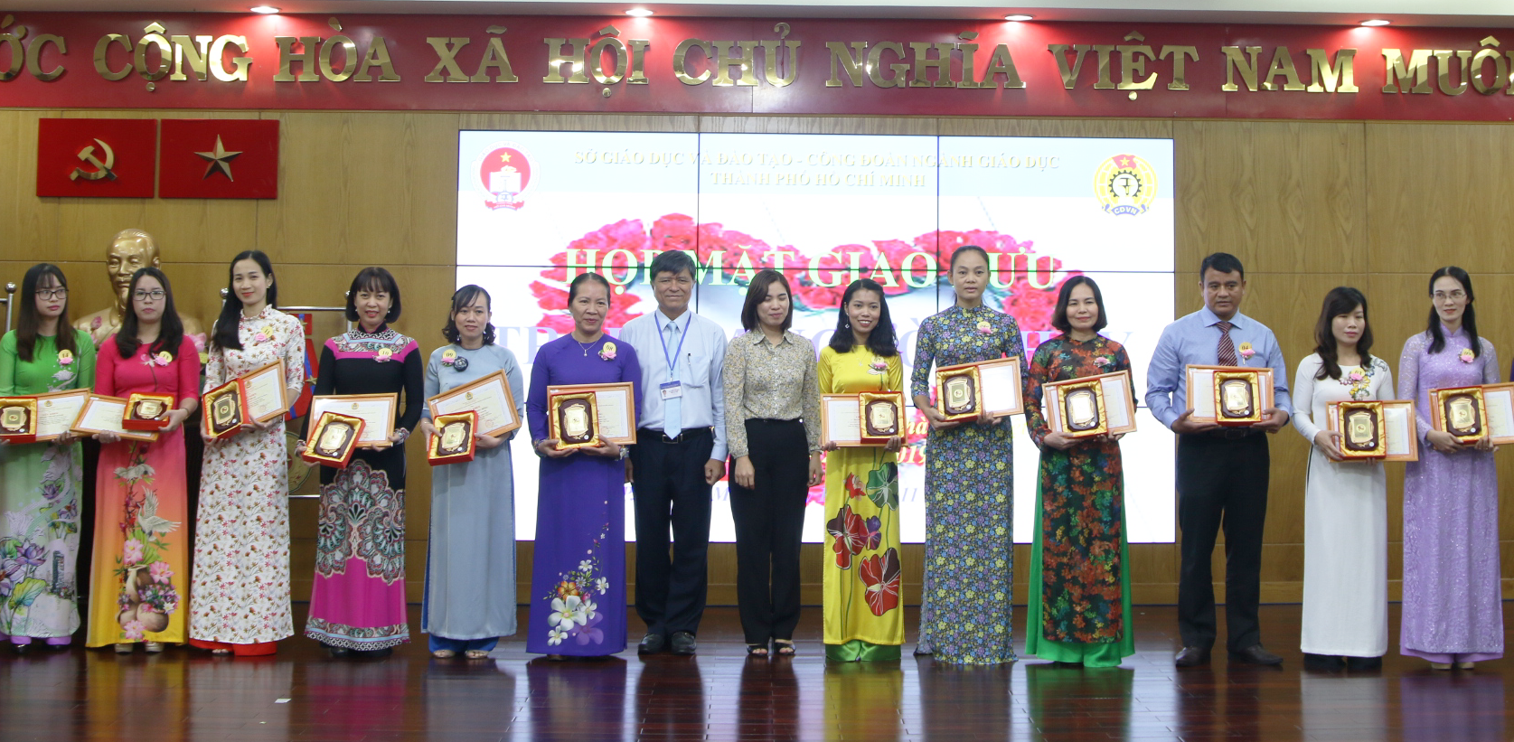 Nhiều giọt nước mắt rơi xuống, nhưng ngọn lửa nghề giáo không thể dập tắt