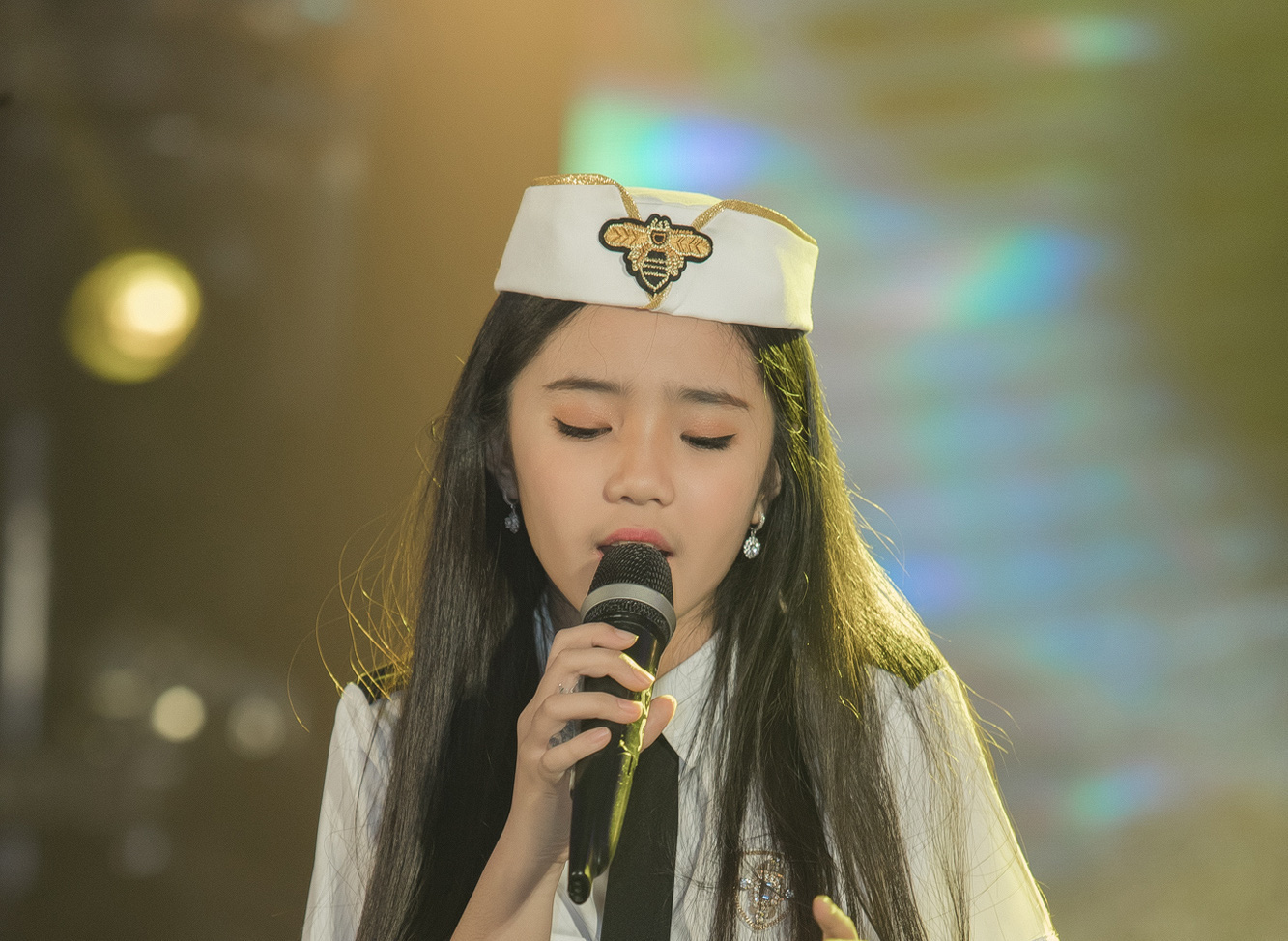Cô bé triệu view Jennifer Thiên Nga chơi lớn hơn ca sĩ