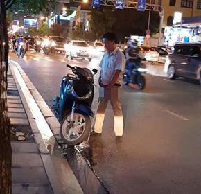 TP HCM: Người đàn ông thản nhiên... tiểu bậy giữa phố