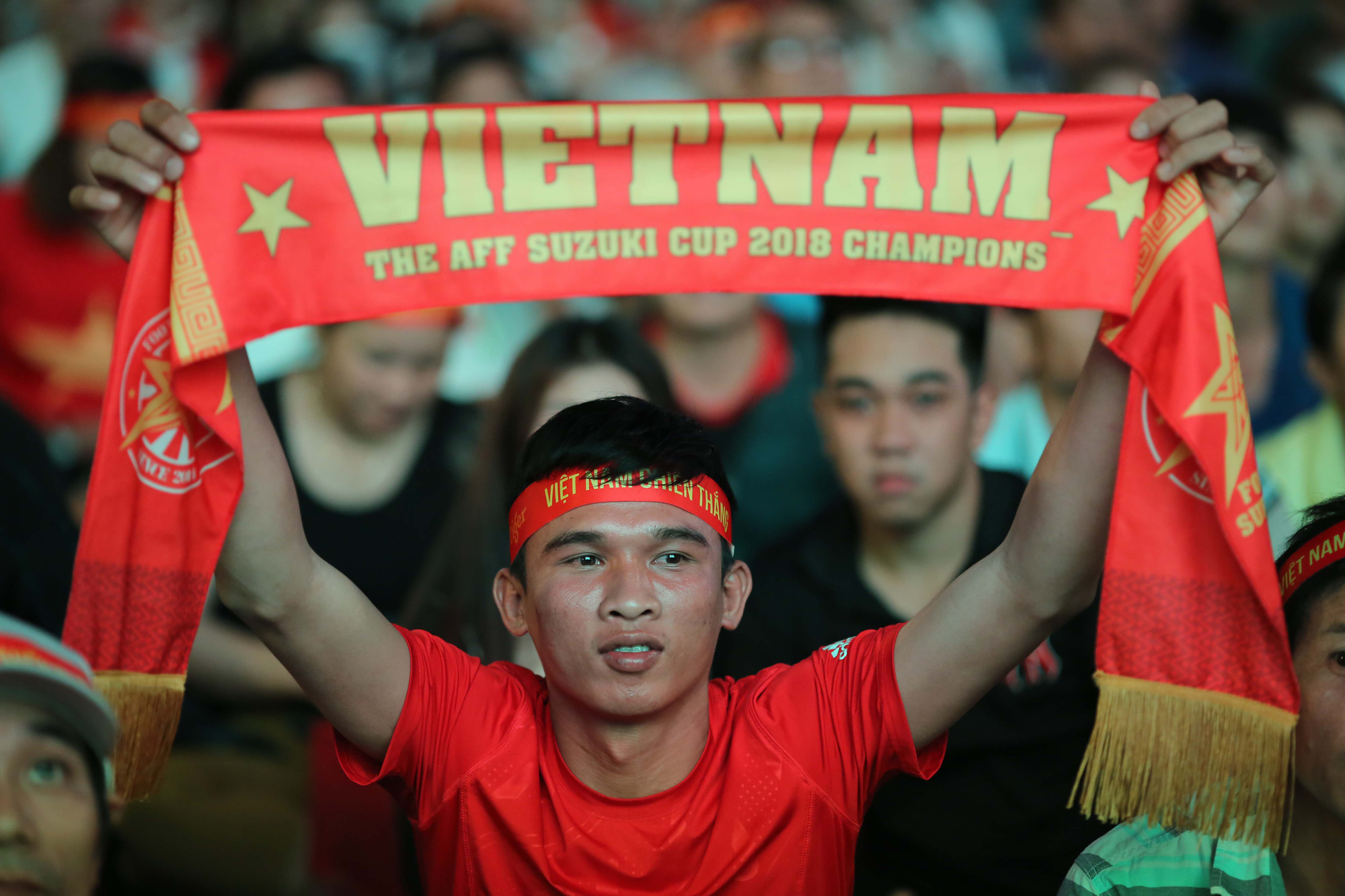 CĐV Việt Nam vỡ &ograve;a với si&ecirc;u phẩm của Tiến Linh - Ảnh 10.