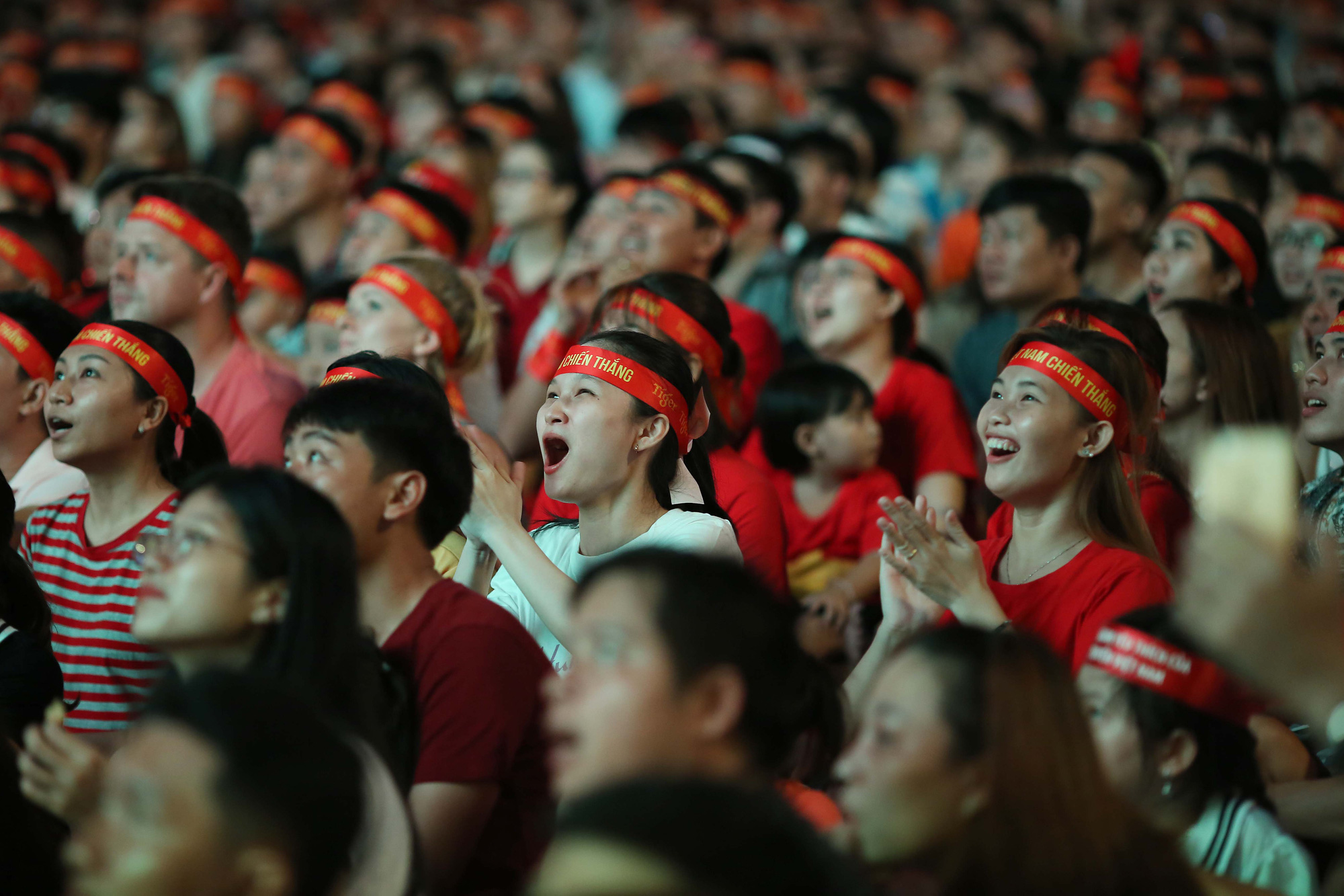 CĐV Việt Nam vỡ &ograve;a với si&ecirc;u phẩm của Tiến Linh - Ảnh 7.