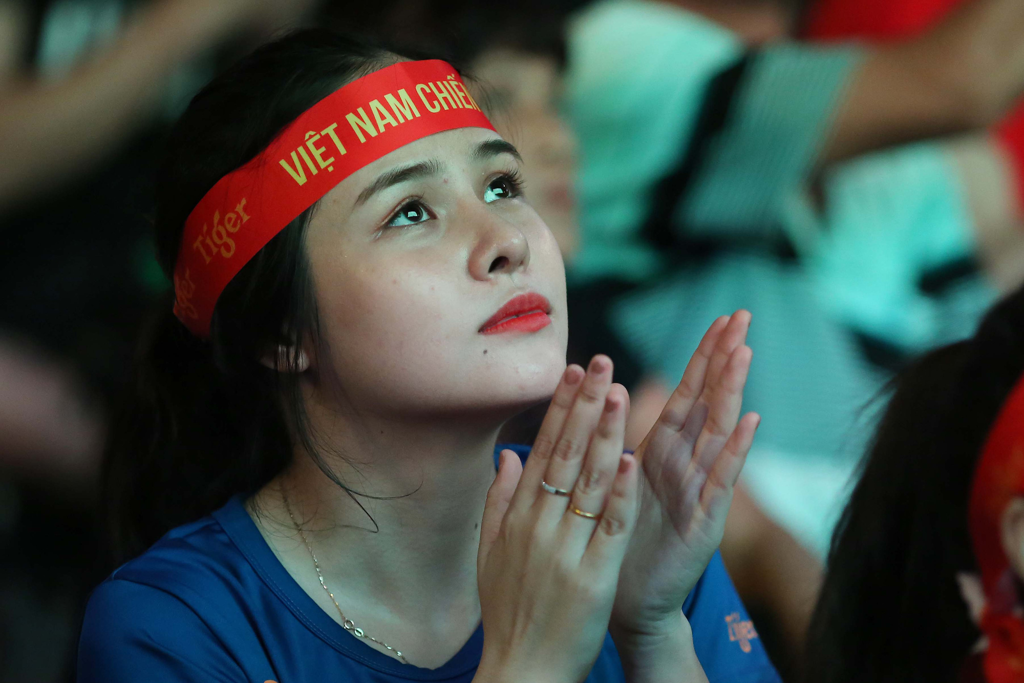 CĐV Việt Nam vỡ &ograve;a với si&ecirc;u phẩm của Tiến Linh - Ảnh 11.