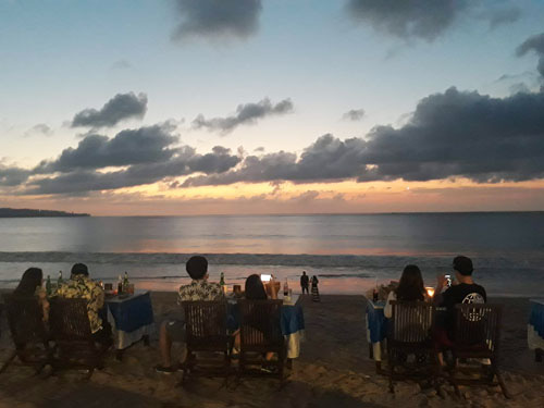Chiều chuộng mọi gi&aacute;c quan trong bữa tối Bali - Ảnh 2.
