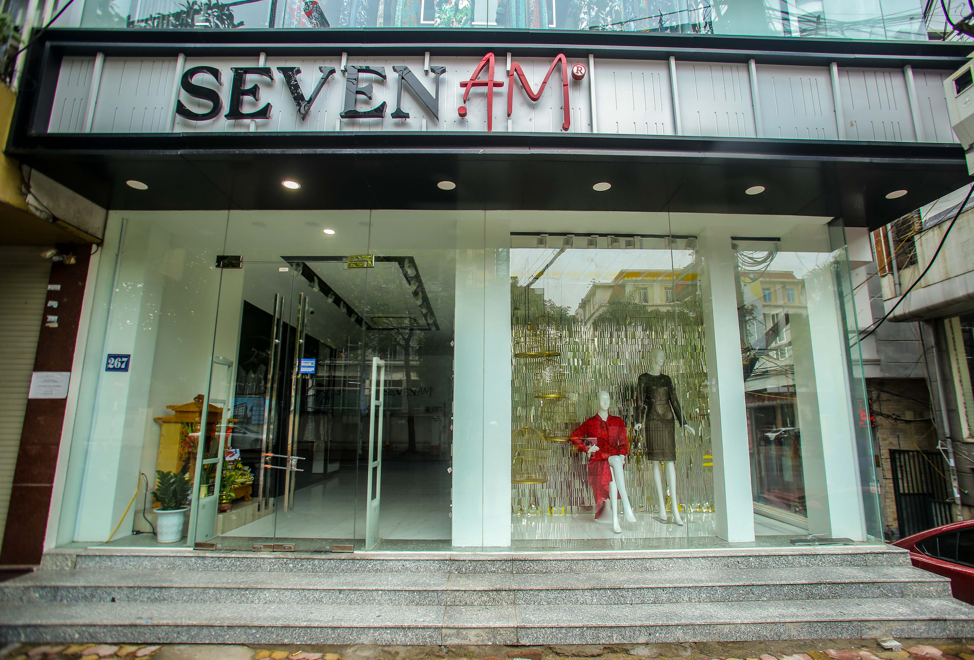 Cận cảnh cửa đ&oacute;ng then c&agrave;i của chuỗi cửa h&agrave;ng Seven.Am sau nghi vấn cắt m&aacute;c Trung Quốc - Ảnh 4.