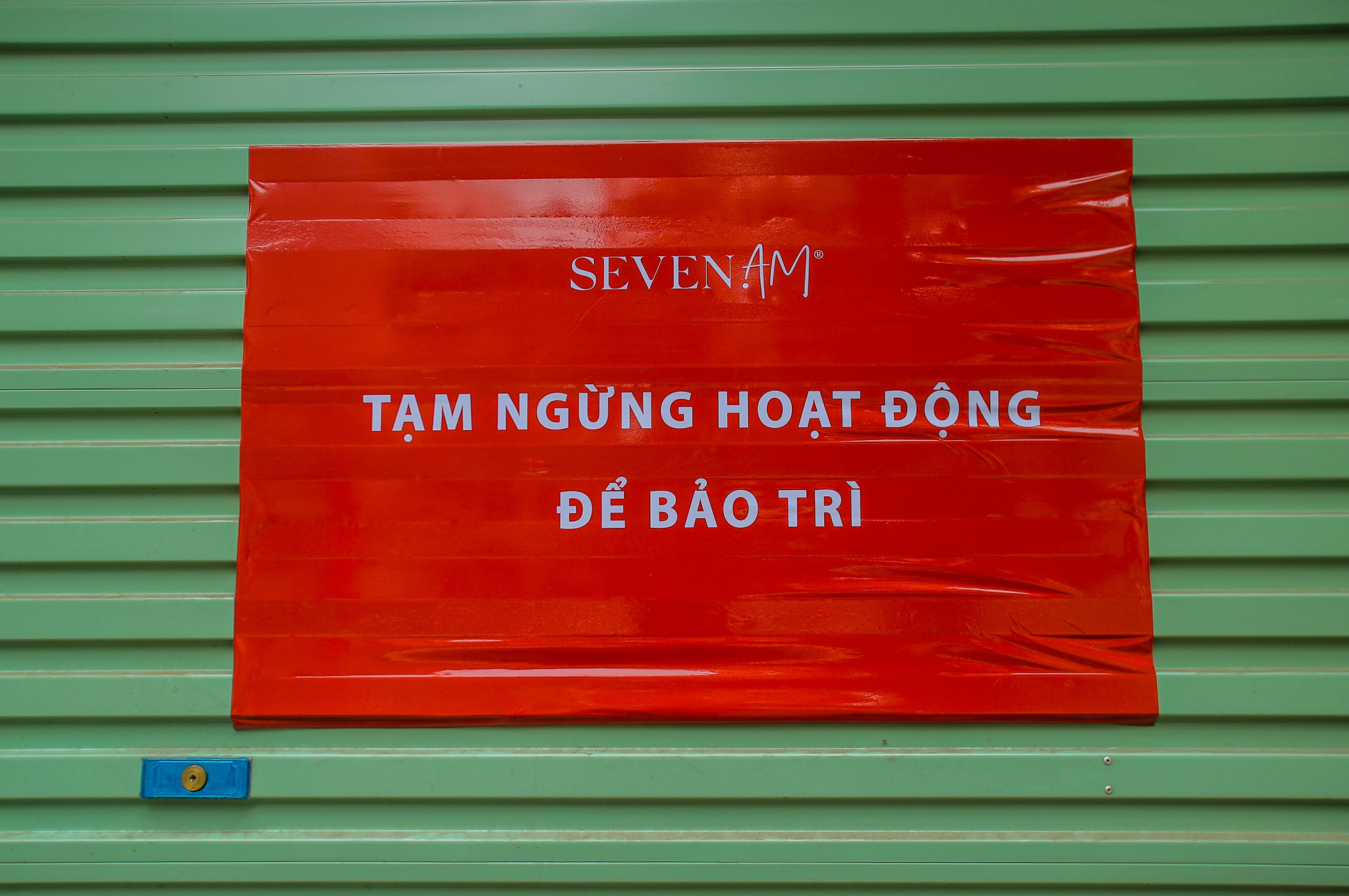 Cận cảnh cửa đ&oacute;ng then c&agrave;i của chuỗi cửa h&agrave;ng Seven.Am sau nghi vấn cắt m&aacute;c Trung Quốc - Ảnh 12.