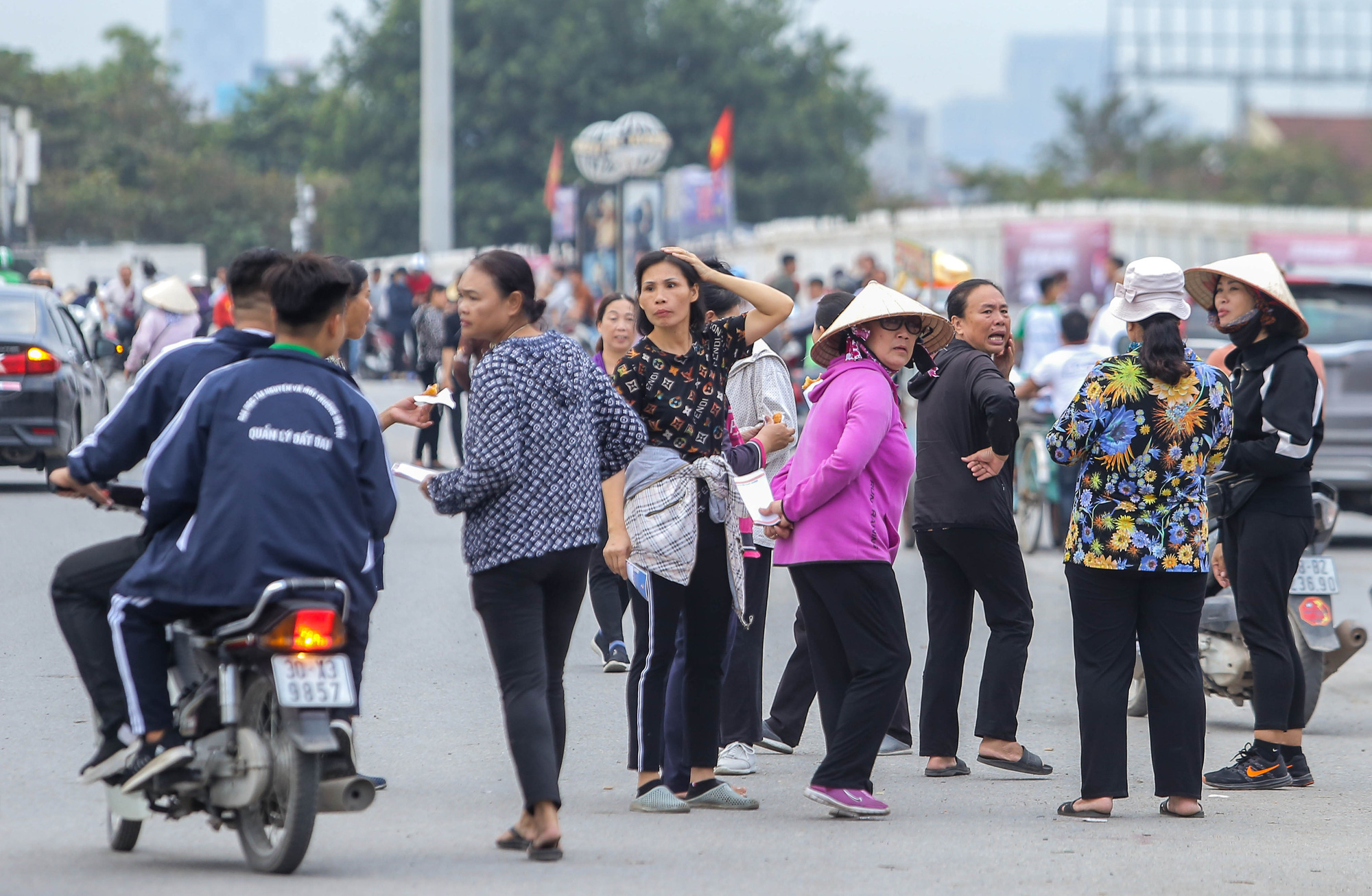 Phe v&eacute; đại n&aacute;o s&acirc;n Mỹ Đ&igrave;nh trước trận Việt Nam-UAE, h&eacute;t gi&aacute; 2-3 triệu đồng/cặp v&eacute; - Ảnh 9.