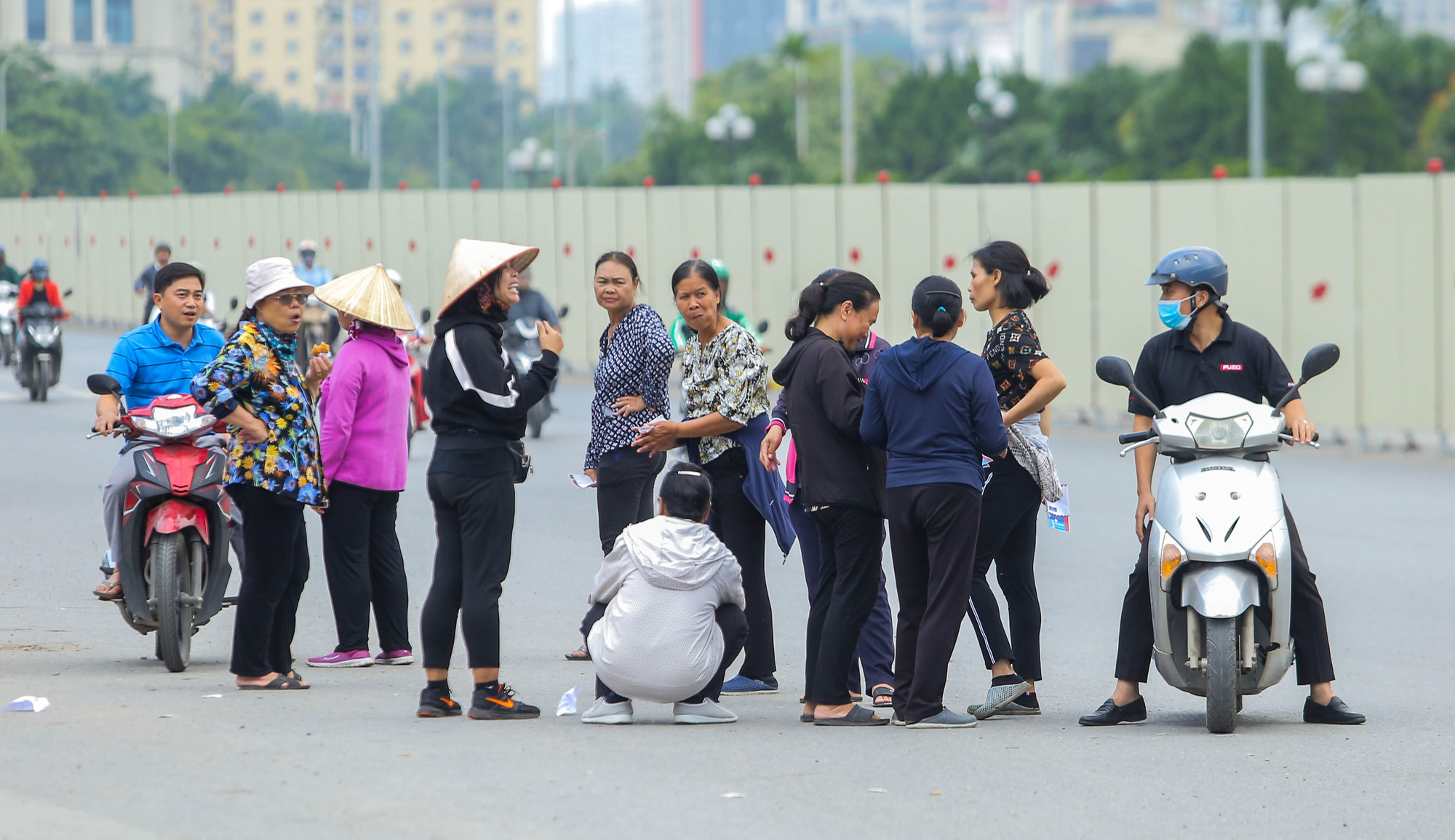 Phe v&eacute; đại n&aacute;o s&acirc;n Mỹ Đ&igrave;nh trước trận Việt Nam-UAE, h&eacute;t gi&aacute; 2-3 triệu đồng/cặp v&eacute; - Ảnh 11.