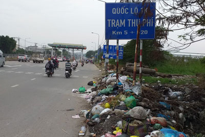 Bãi rác gần trạm thu phí
