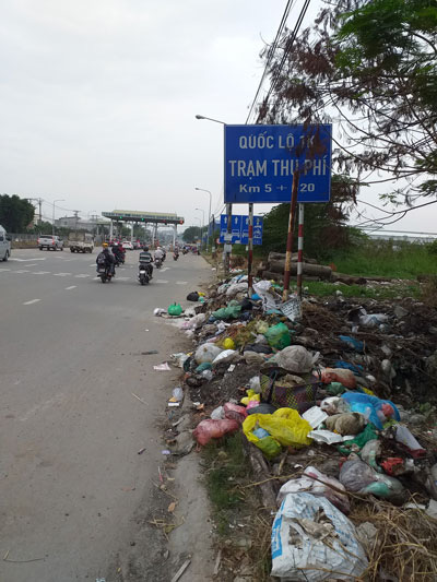 Bãi rác gần trạm thu phí - Ảnh 1.