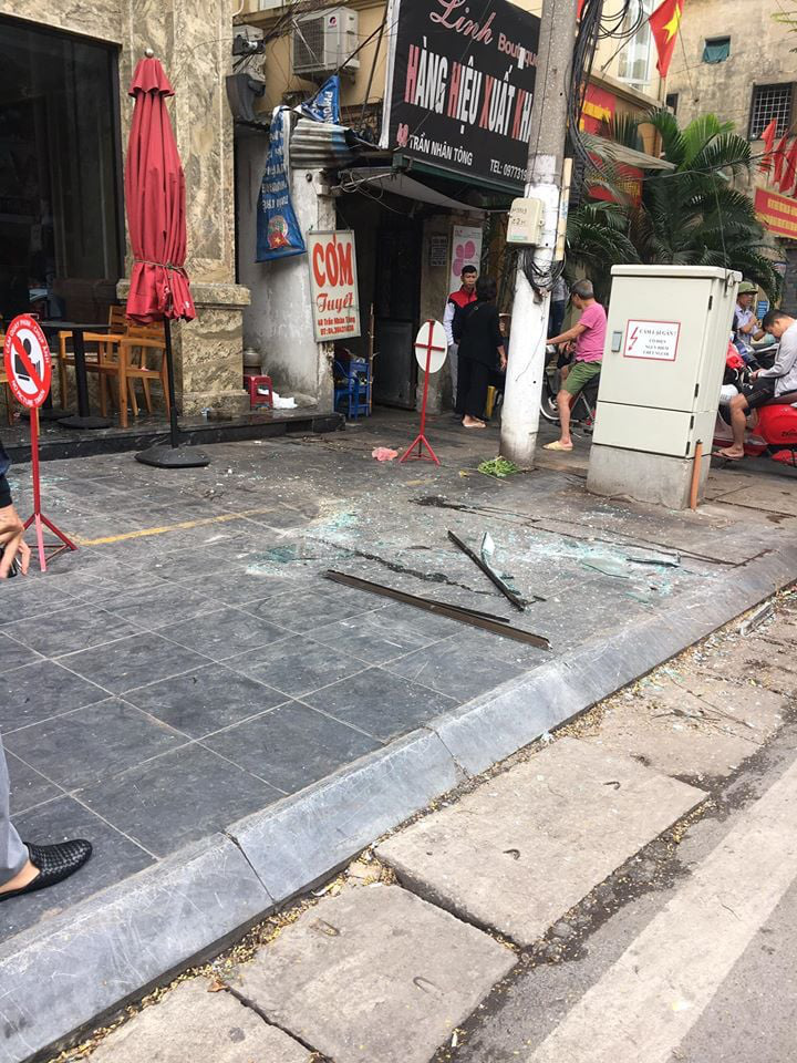 Tấm k&iacute;nh từ tầng cao của kh&aacute;ch sạn bất ngờ rơi tr&uacute;ng 3 người b&ecirc;n dưới - Ảnh 1.