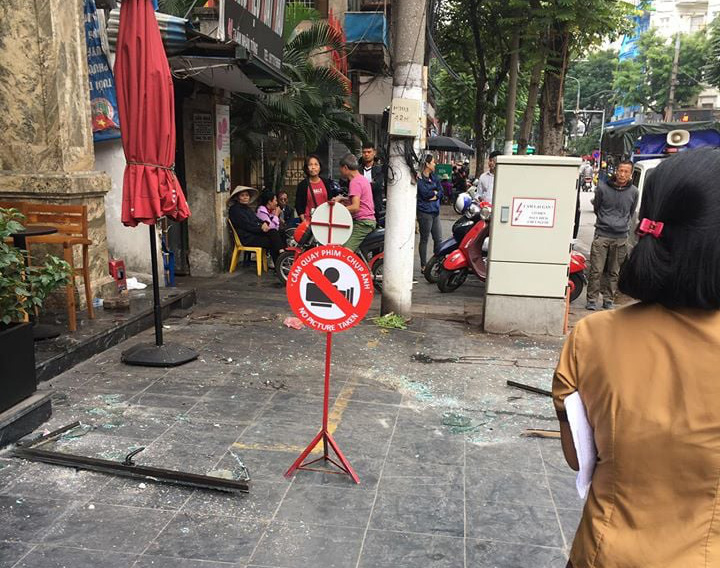 Tấm kính từ tầng cao của khách sạn bất ngờ rơi trúng 3 người bên dưới