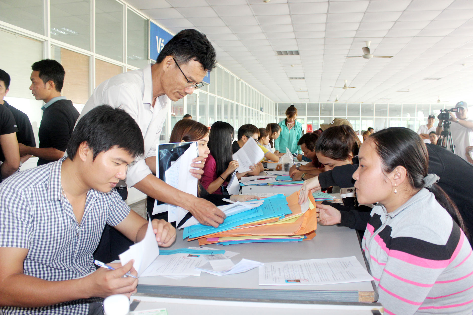 Tan mộng đổi đời vì xuất khẩu lao động "chui"