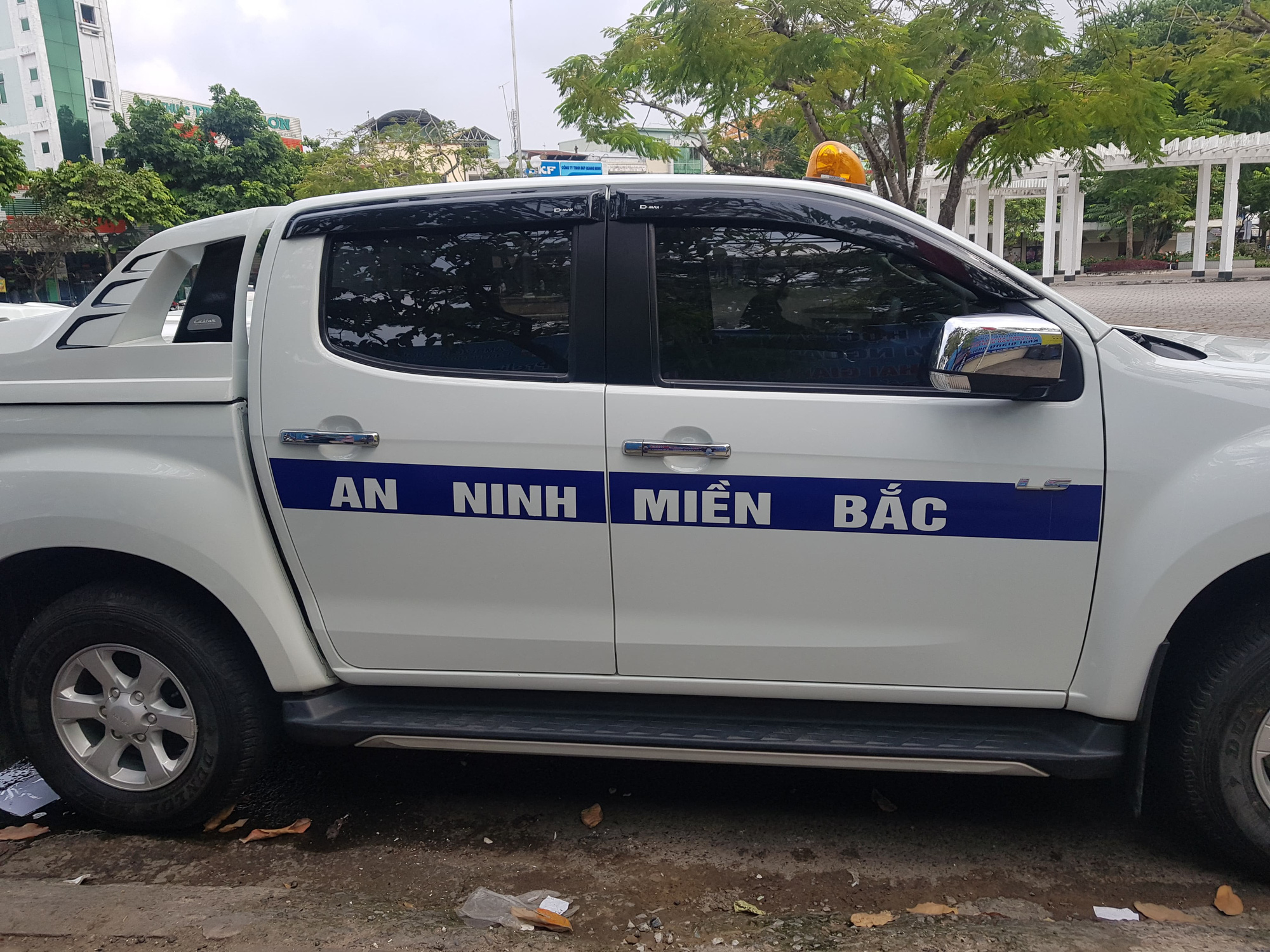 Ôtô dán chữ "AN NINH MIỀN BẮC" lùi ngược chiều ở Cần Thơ gây bức xúc