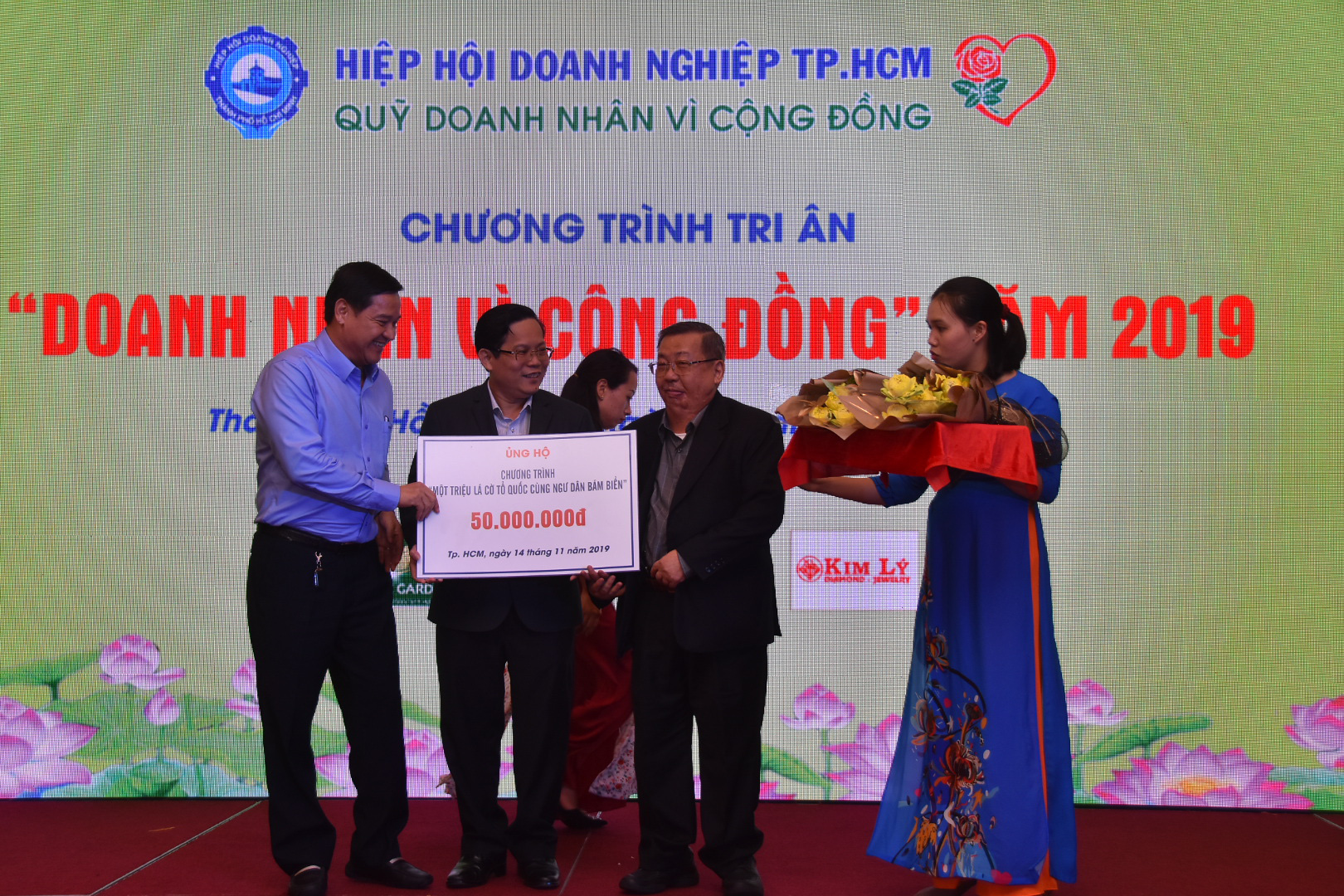 HUBA ủng hộ 50 triệu đồng cho chương trình "Một triệu lá cờ Tổ quốc cùng ngư dân bám biển"