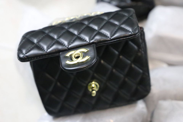 Thu giữ gần 1.500 t&uacute;i x&aacute;ch giả nh&atilde;n hiệu Hermes, Dior, Chanel... gi&aacute; 30.000-40.000 đồng - Ảnh 1.