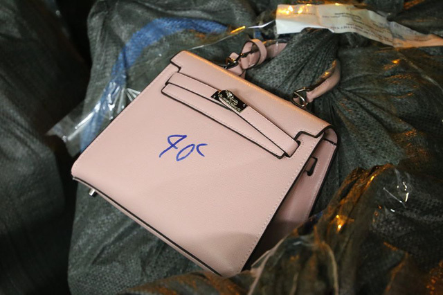 Thu giữ gần 1.500 túi xách giả nhãn hiệu Hermes, Dior, Chanel... giá 30.000-40.000 đồng