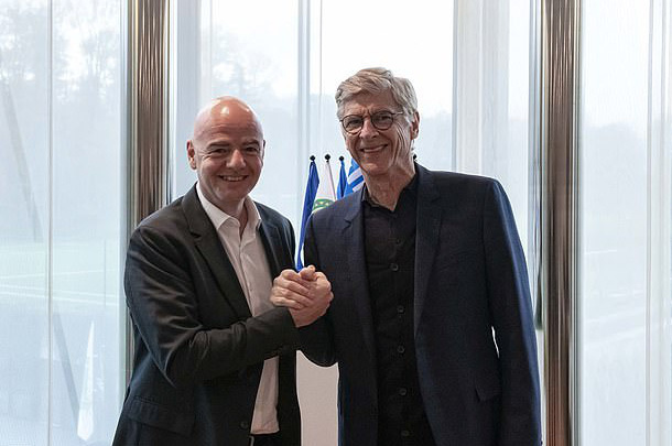 Arsene Wenger t&aacute;i xuất, l&agrave;m sếp b&oacute;ng đ&aacute; to&agrave;n cầu tại FIFA - Ảnh 1.