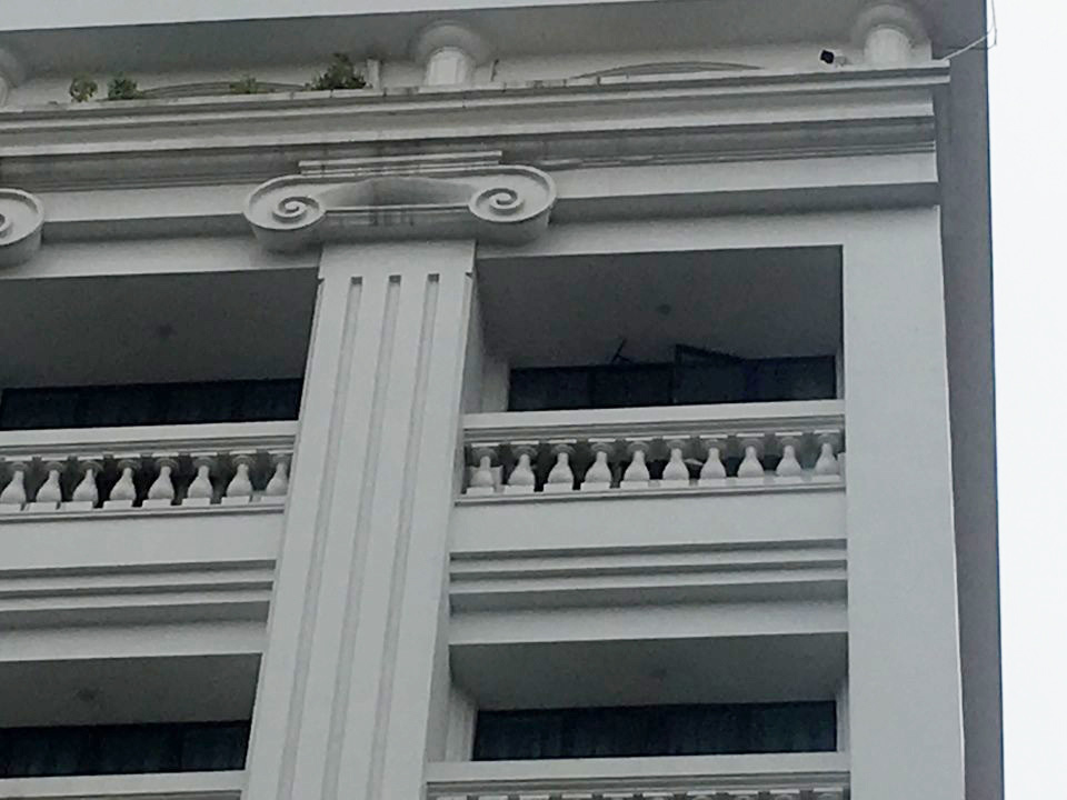 Tấm k&iacute;nh từ tầng cao của kh&aacute;ch sạn bất ngờ rơi tr&uacute;ng 3 người b&ecirc;n dưới - Ảnh 3.