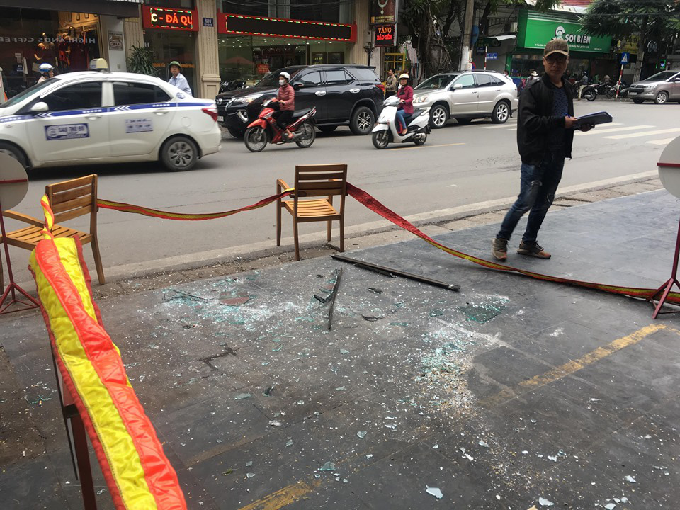 Tấm k&iacute;nh từ tầng cao của kh&aacute;ch sạn bất ngờ rơi tr&uacute;ng 3 người b&ecirc;n dưới - Ảnh 5.