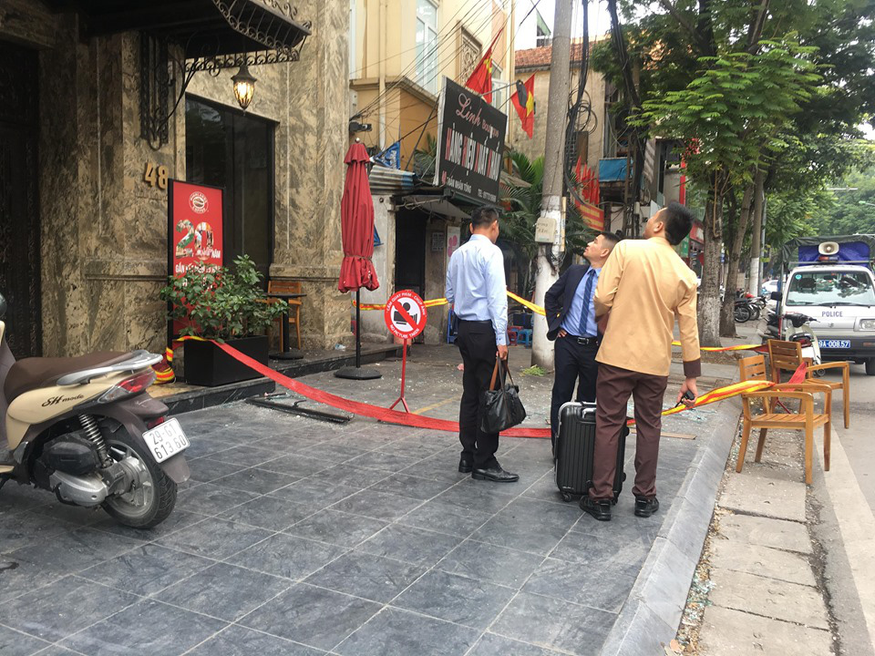 Tấm k&iacute;nh từ tầng cao của kh&aacute;ch sạn bất ngờ rơi tr&uacute;ng 3 người b&ecirc;n dưới - Ảnh 6.