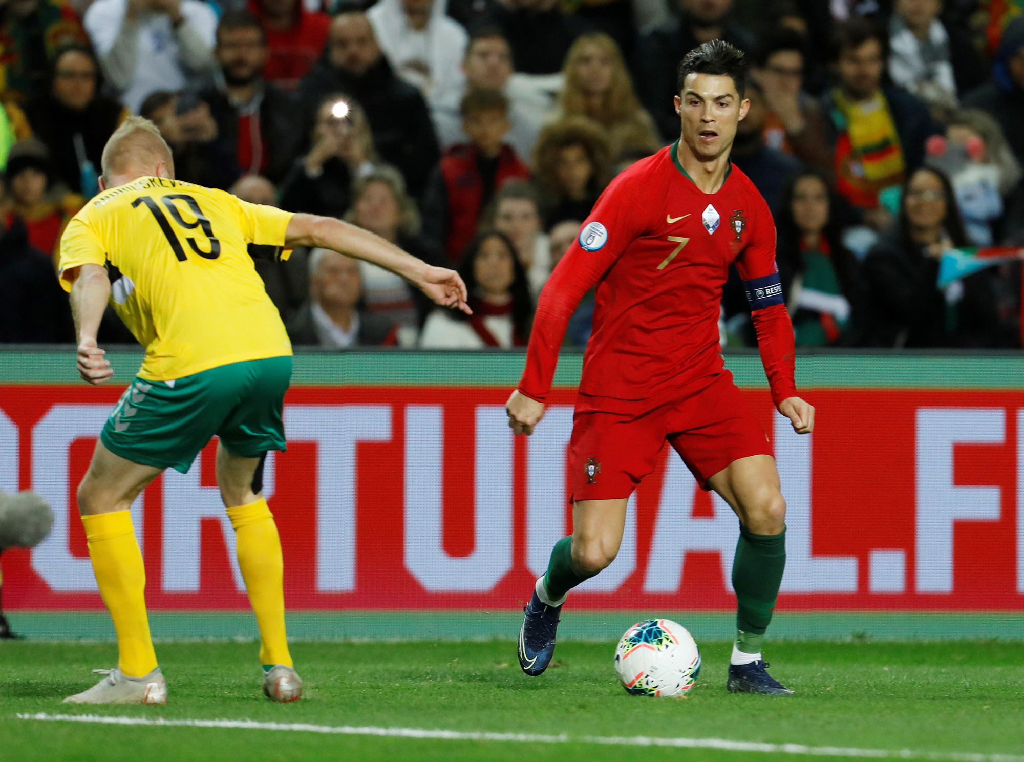 Ronaldo lập hat-trick gi&uacute;p Bồ Đ&agrave;o Nha đ&egrave; bẹp Lithuania - Ảnh 3.
