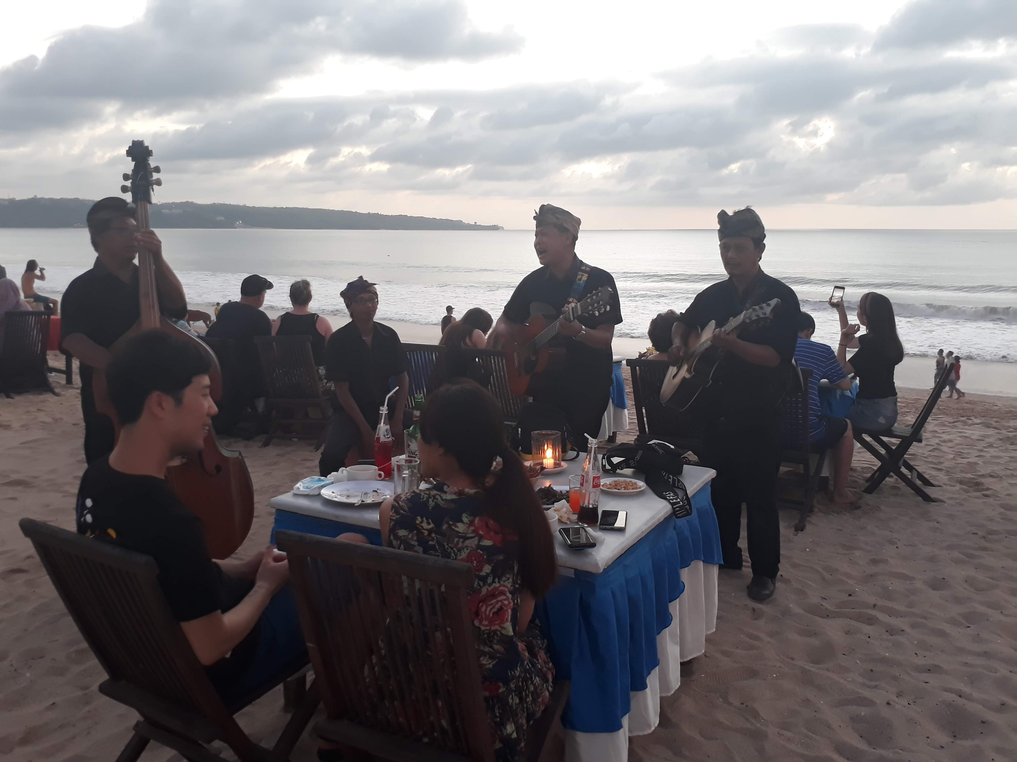 Chiều chuộng mọi gi&aacute;c quan trong bữa tối Bali - Ảnh 6.