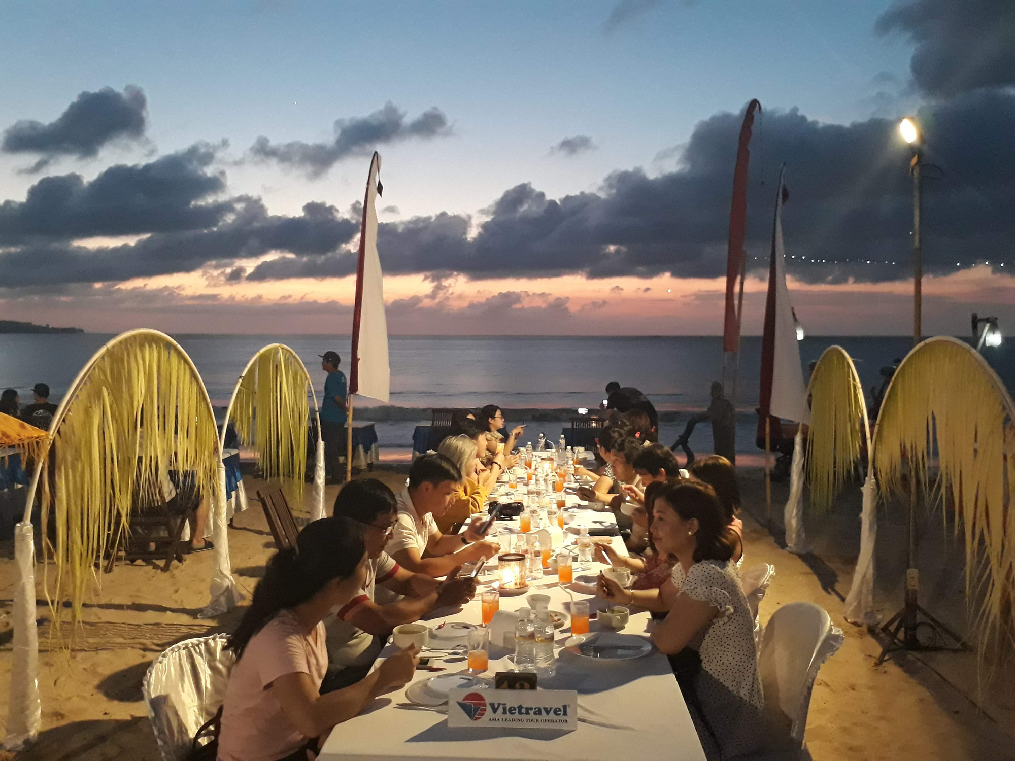 Chiều chuộng mọi gi&aacute;c quan trong bữa tối Bali - Ảnh 1.