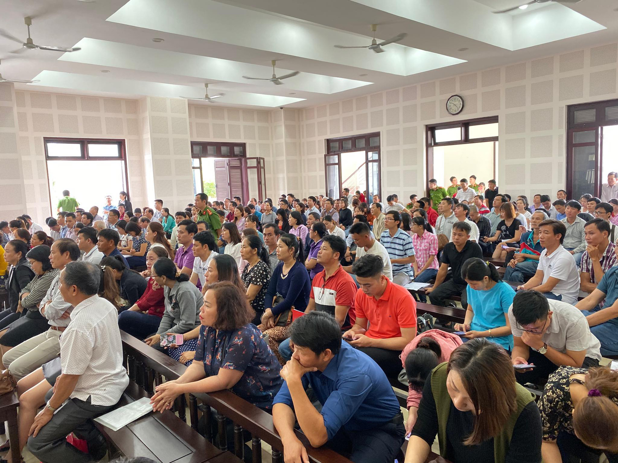 Chủ đầu tư khởi kiện nhưng không dự tòa, khách hàng bức xúc căng băng rôn