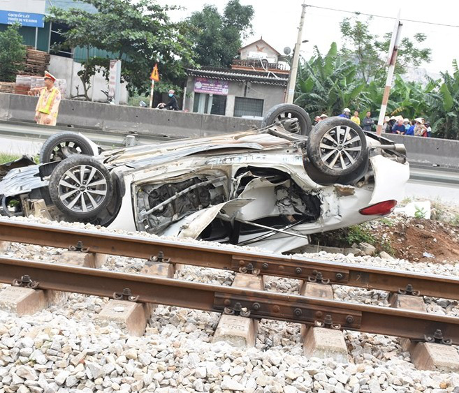 T&agrave;u hỏa t&ocirc;ng &ocirc;t&ocirc; văng ra b&ecirc;n đường lật ngửa, nữ t&agrave;i xế trẻ tử vong tại chỗ - Ảnh 2.