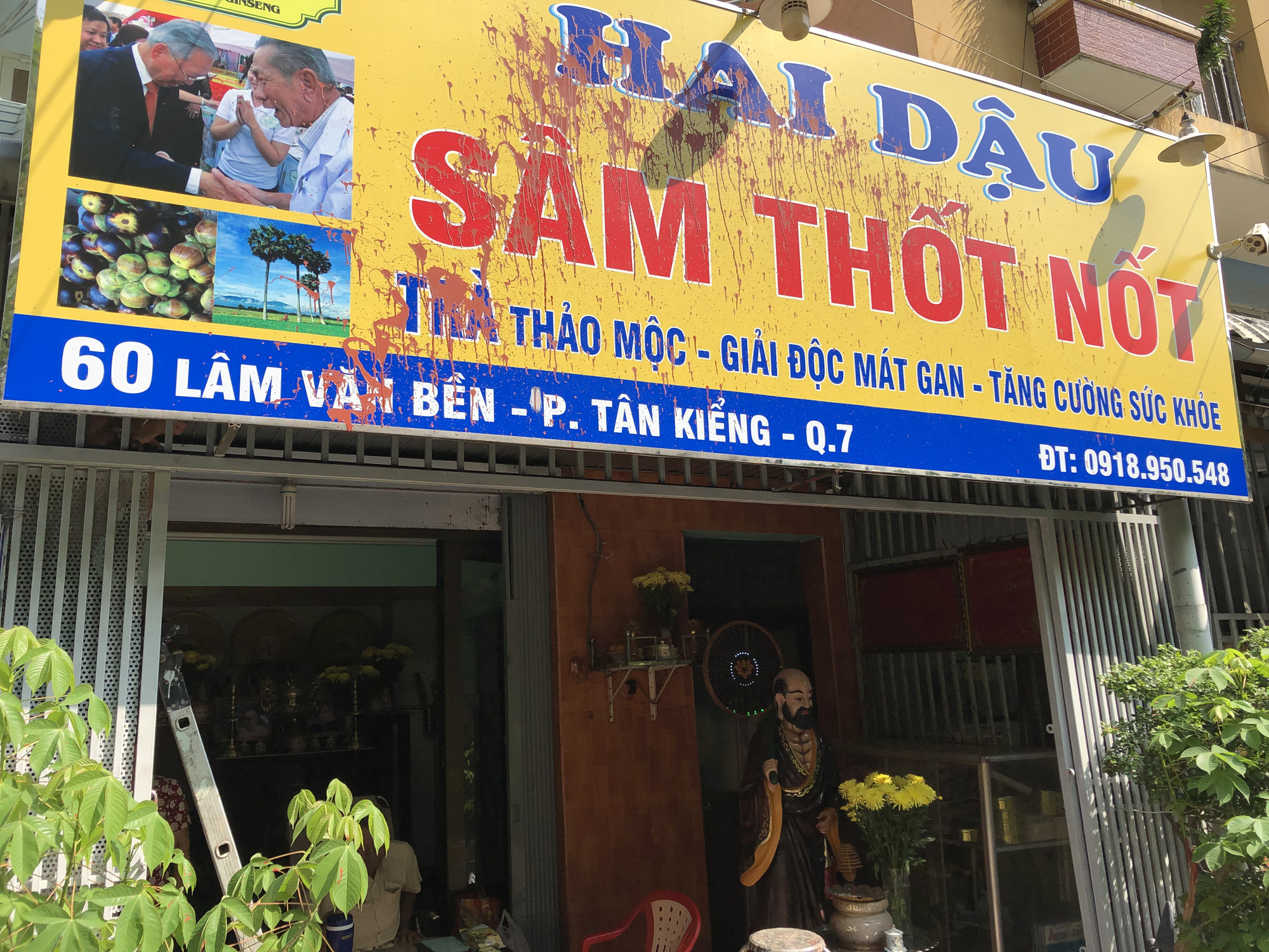 Nhà của một lương y ở TP HCM liên tục bị tạt sơn, chất bẩn - Ảnh 4.