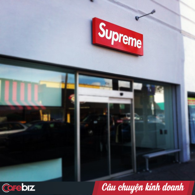 Chỉ cần có logo Supreme, người ta sẵn sàng xếp hàng mua dù đó là cục gạch?