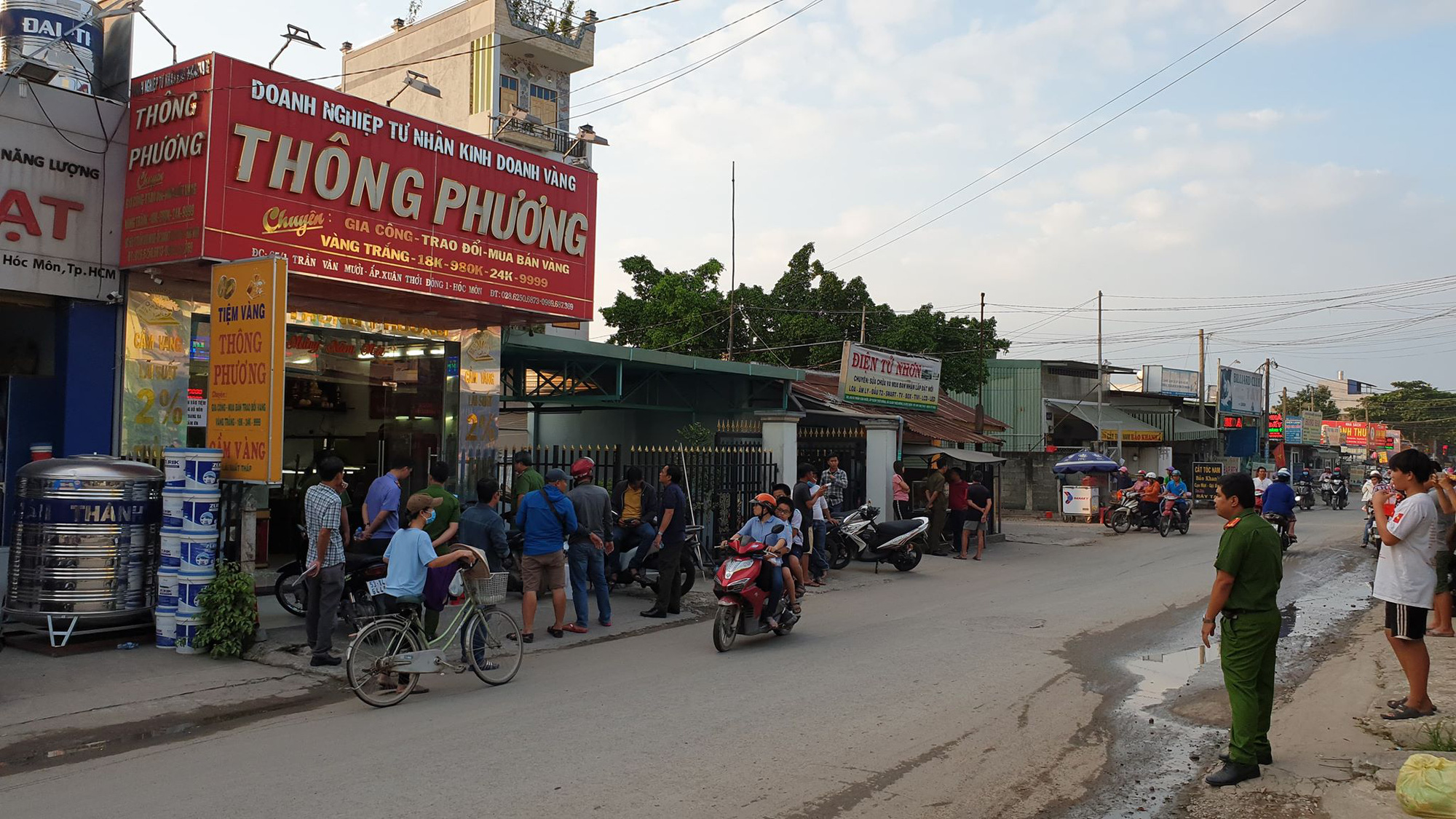 Công an tung lực lượng truy tìm kẻ cướp tiệm vàng táo tợn ở TP HCM - Ảnh 2.